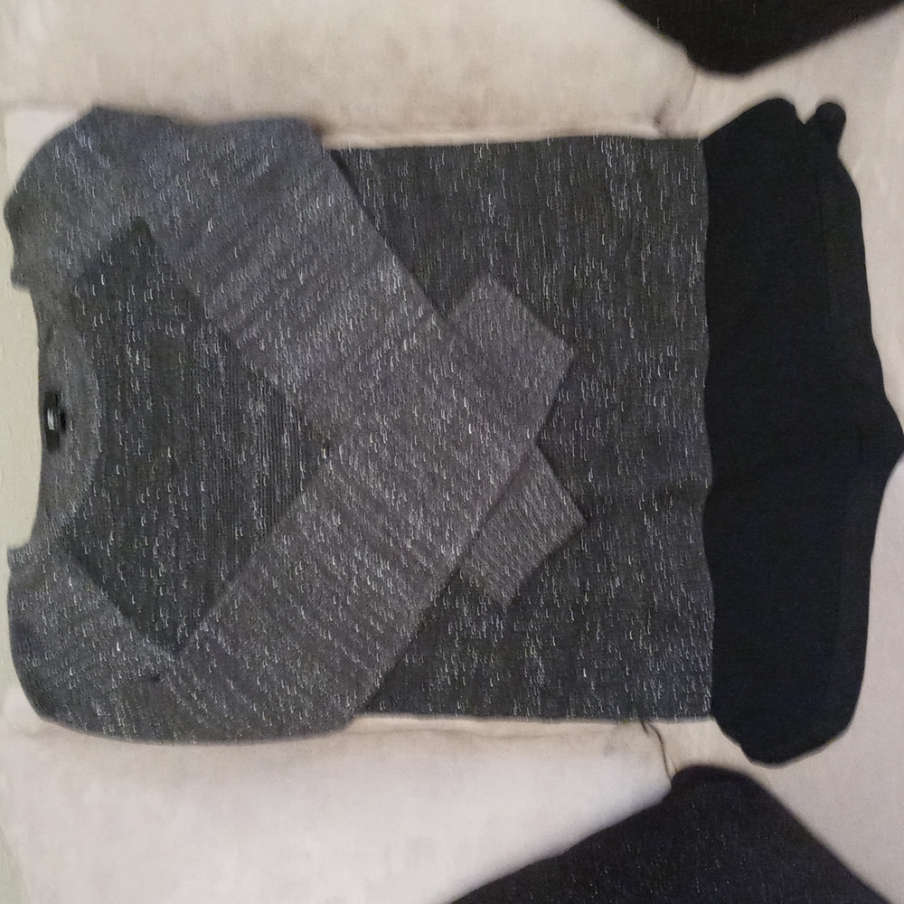 🖤🩶NWOT GRAY/BLACK SWEATER🖤🩶